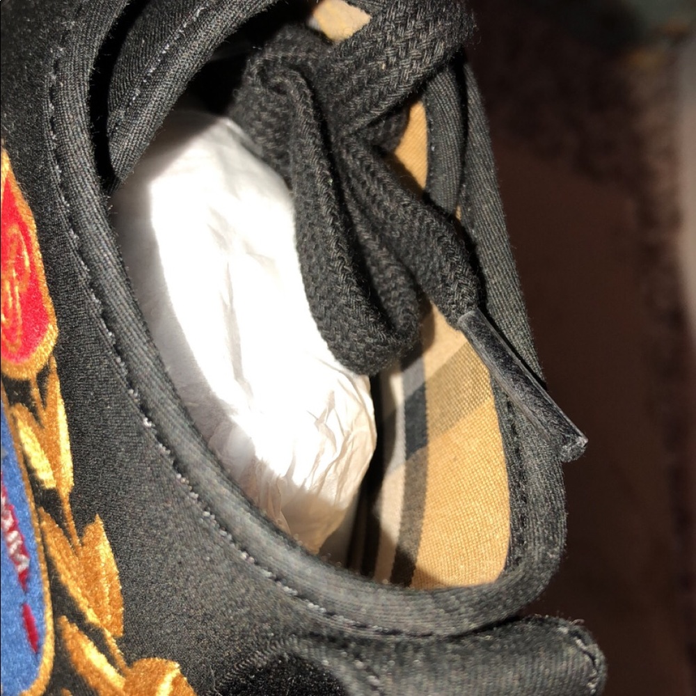 Selling my new Burberry sneakers never been worn - Picture 4 of 6